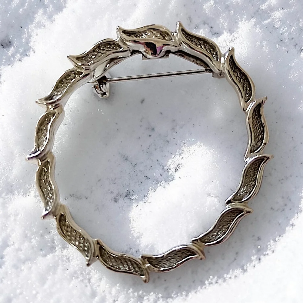 Gerrys Leaf Wreath Brooch Pin Round Circle Leaves‎ Vintage 70s Silver Tone MCM